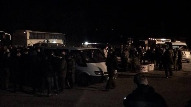 Звільнені з полону 133 військових вже у Харкові