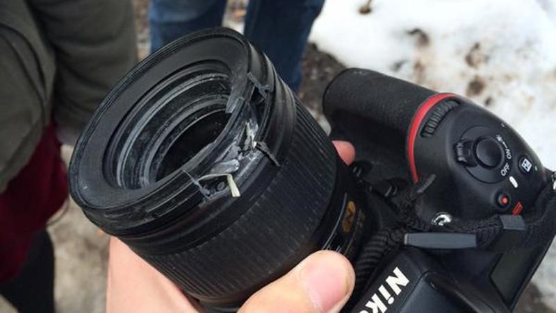 В Харькове фотоаппарат спас корреспондента от осколка