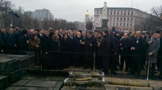 Туск осмотрел в Киеве выставку "Присутствие" и решил, что Россия заслужила более жестких санкций