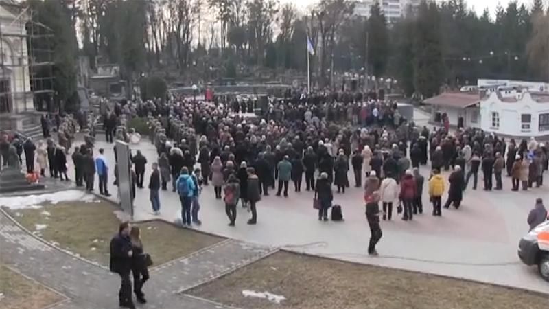 У Львові підняли синьо-жовтий прапор над могилами загиблих майданівців