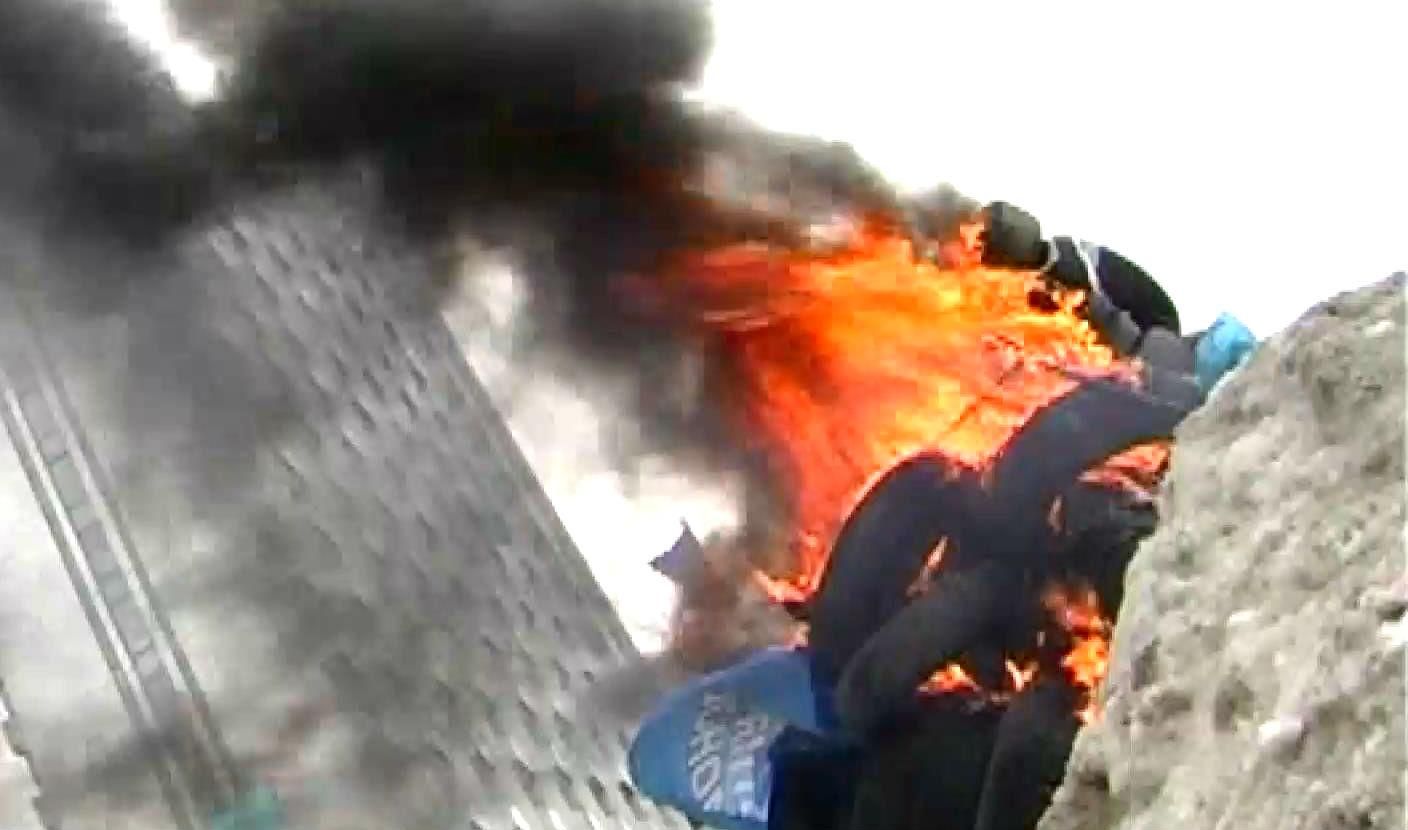 Полтысячи сумчан собрались на площади, чтобы сжечь чучело Путина Полтысячи сумчан собрались на площади, чтобы сжечь чучело Путина