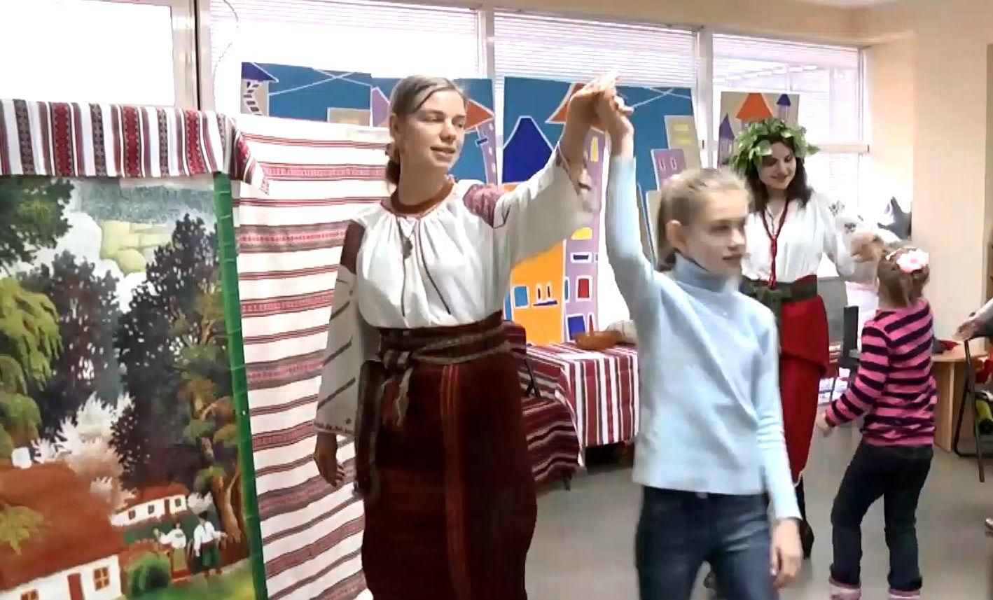 Семьи из Донбасса праздновали в Киеве масленицу по-украински Семьи из Донбасса праздновали в Киеве масленицу по-украински