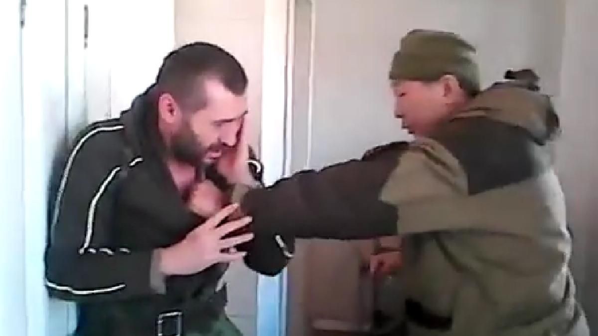 Боевик-азиат издевается над дезертиром "ДНР" (18+) Боевик-азиат издевается над дезертиром "ДНР" (18+)