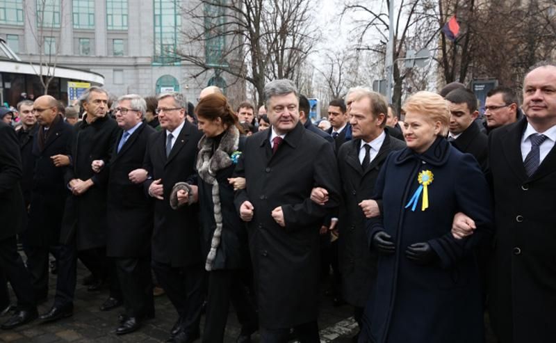 Порошенко с иностранными гостями возглавил многотысячный Марш Достоинства в Киеве