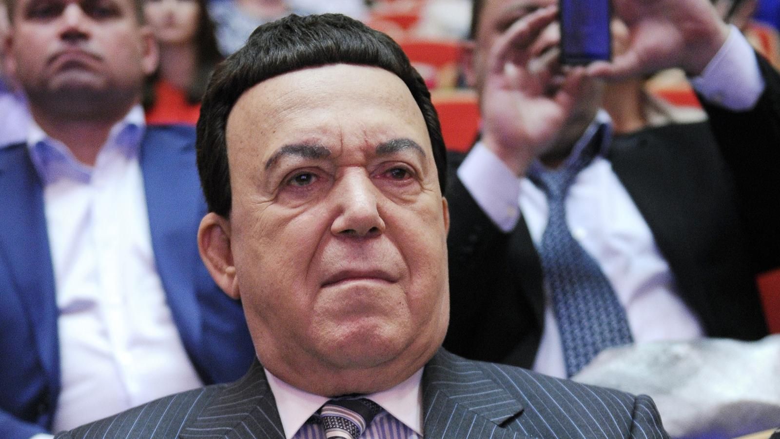 Терористичний шоу-біз. Кобзону вручили "орден доблесті" та "народного артиста" "ЛНР" Терористичний шоу-біз. Кобзону вручили "орден доблесті" та "народного артиста" "ЛНР"