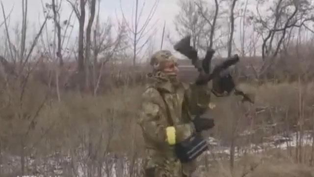 Відео дня: український боєць безтурботно витанцьовує зі зброєю