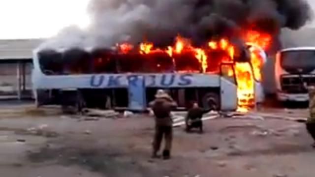 Варварские выходки боевиков: подожгли автобус и сфотографировались на память