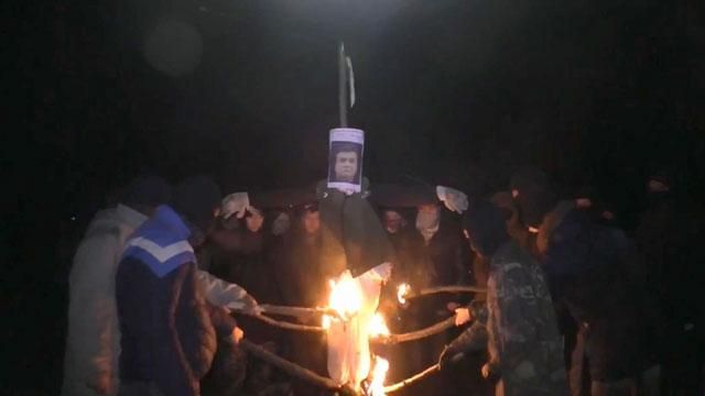 У Маріуполі спалили опудало Януковича