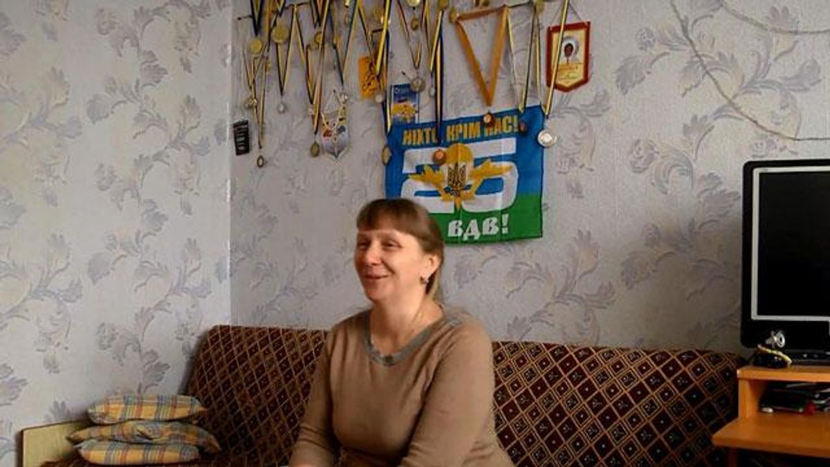 Жінка розповіла, як визволяла сина з полону бойовиків Жінка розповіла, як визволяла сина з полону бойовиків