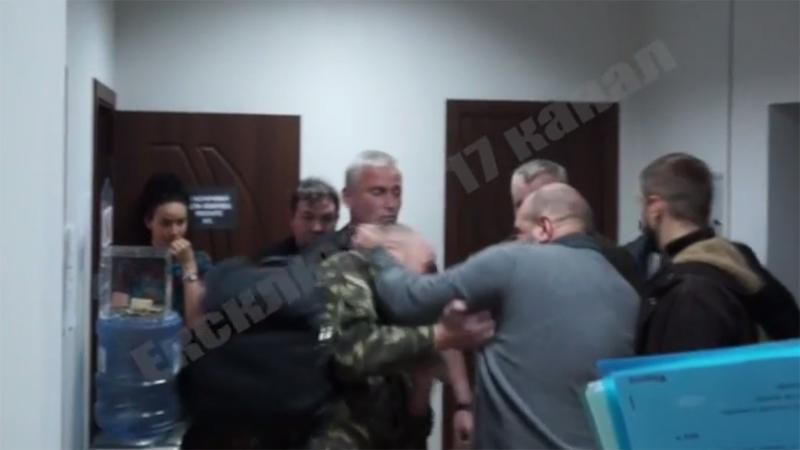 Комбат "Айдара" устроил драку в офисе телеканала Комбат "Айдара" устроил драку в офисе телеканала