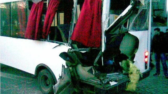 У Донецьку військова машина бойовиків протаранила маршрутку У Донецьку військова машина бойовиків протаранила маршрутку