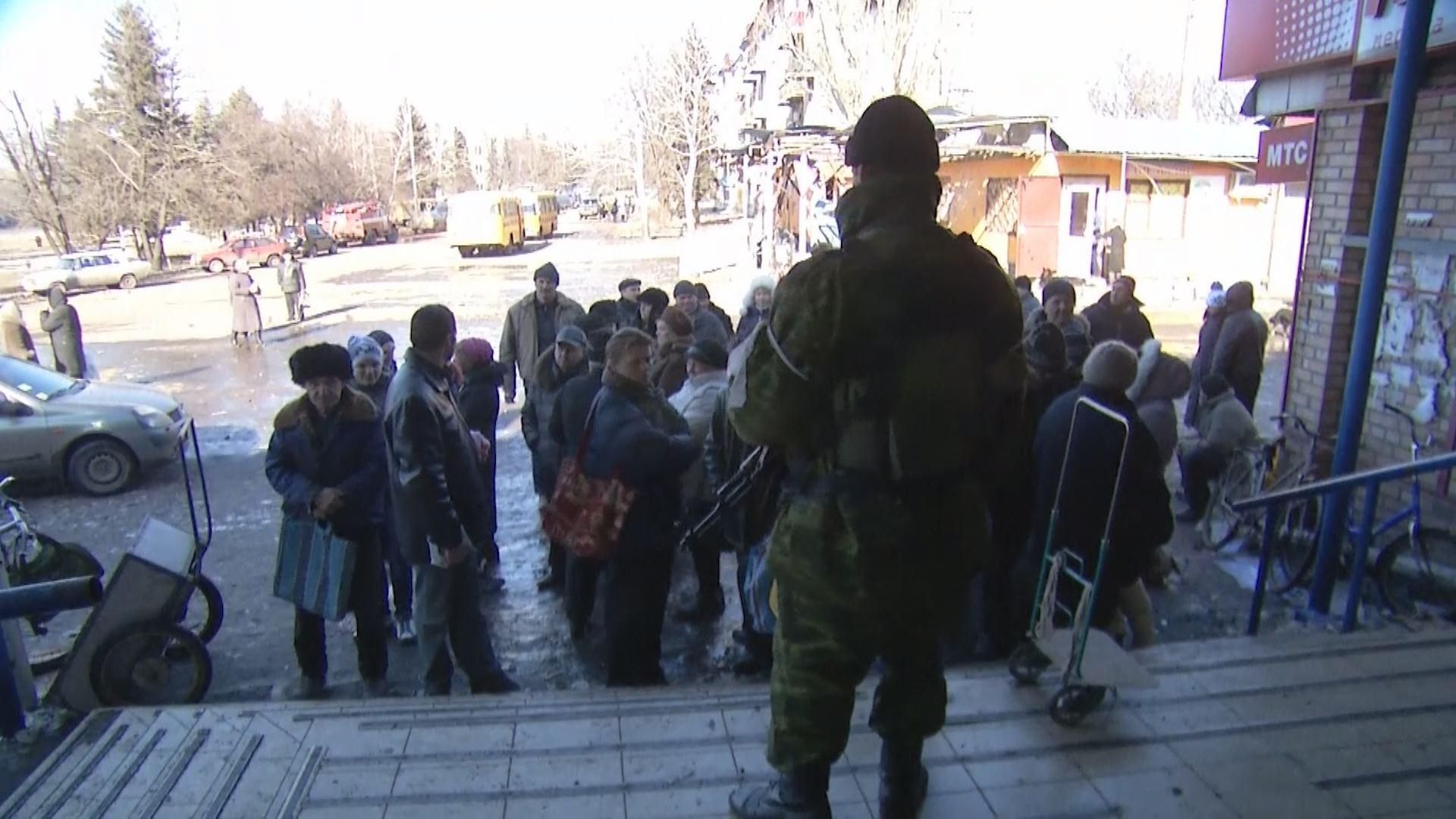 Червоний Хрест привіз гуманітарну допомогу у Дебальцеве Червоний Хрест привіз гуманітарну допомогу у Дебальцеве