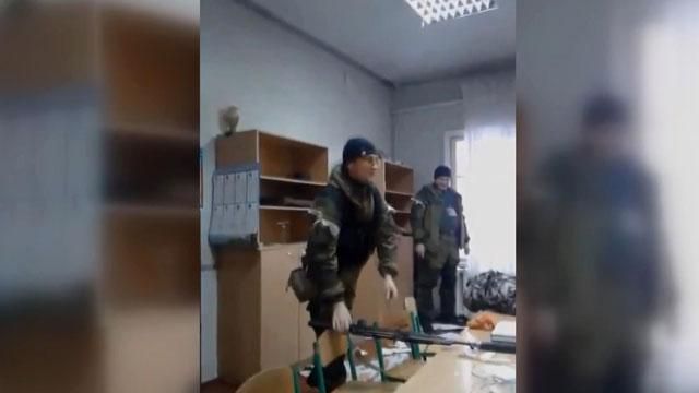 Сепаратисты устроили в донецкой школе тир