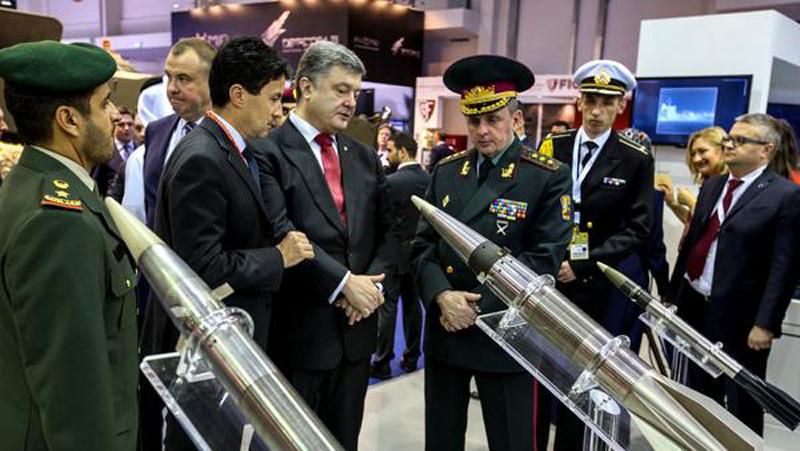 Порошенко посетил международную выставку вооружений IDEX-2015