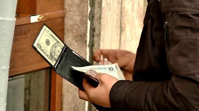 Нацбанк зміцнив курс гривні, але нацвалюта продовжує девальвувати Нацбанк зміцнив курс гривні, але нацвалюта продовжує девальвувати