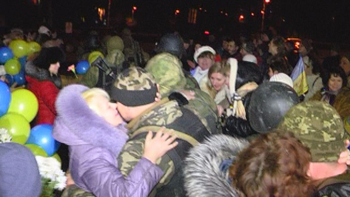 У Хмельницькому зустріли бійців з Дебальцевого У Хмельницькому зустріли бійців з Дебальцевого