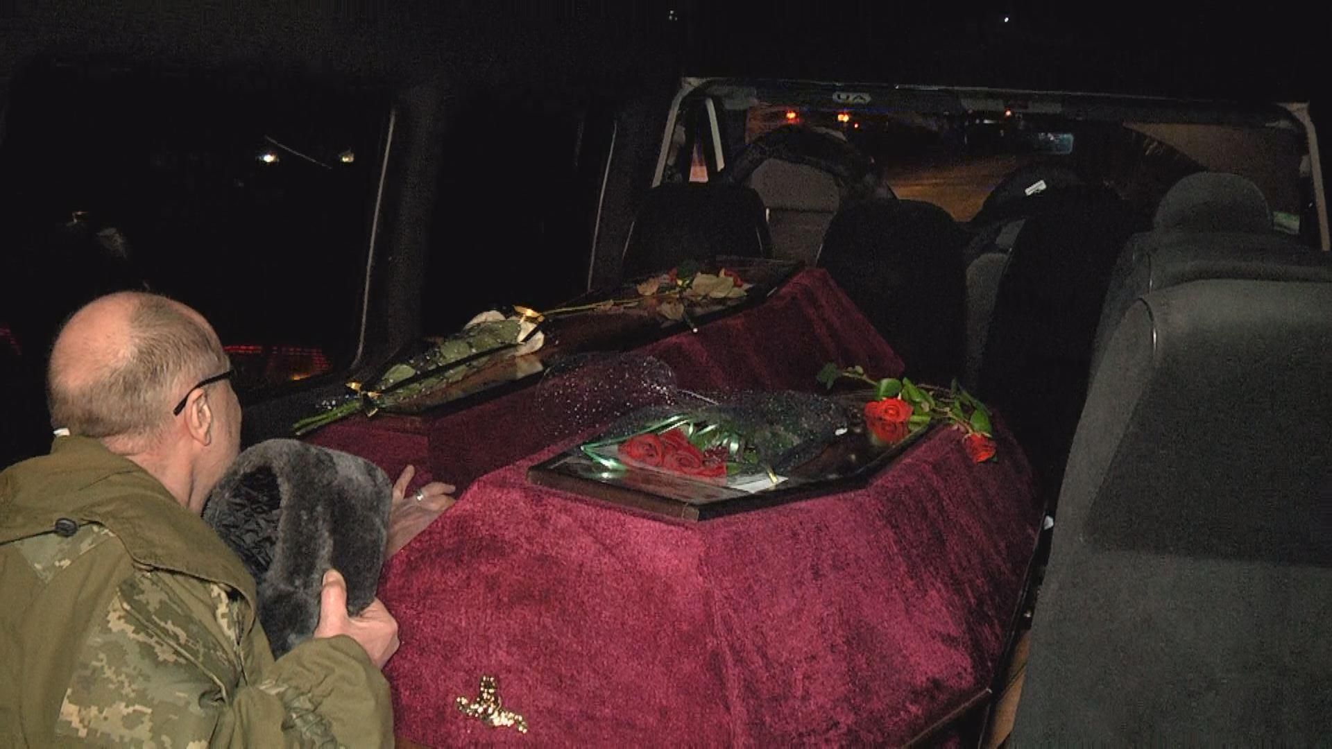 У Львові зустріли трьох волонтерів-медиків, які загинули в АТО У Львові зустріли трьох волонтерів-медиків, які загинули в АТО