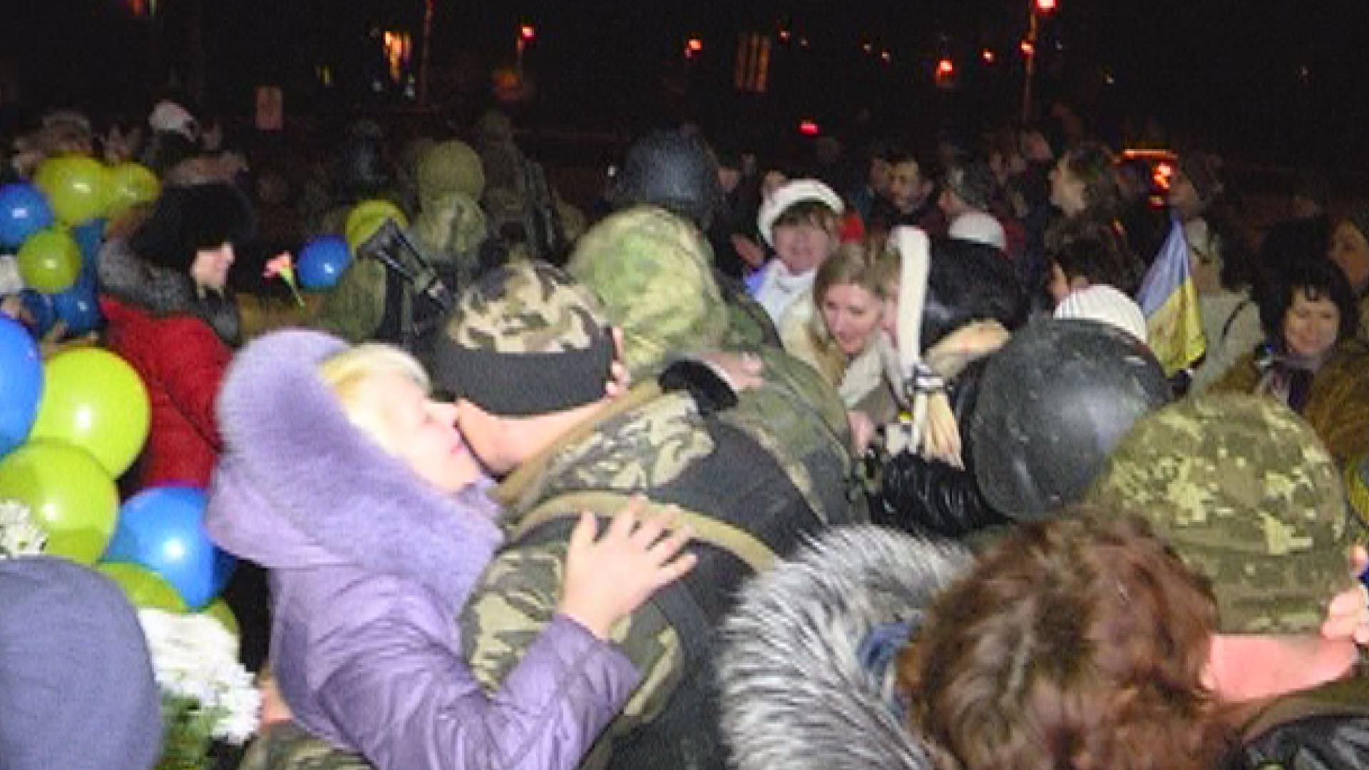 В Хмельницком встретили бойцов из Дебальцево В Хмельницком встретили бойцов из Дебальцево