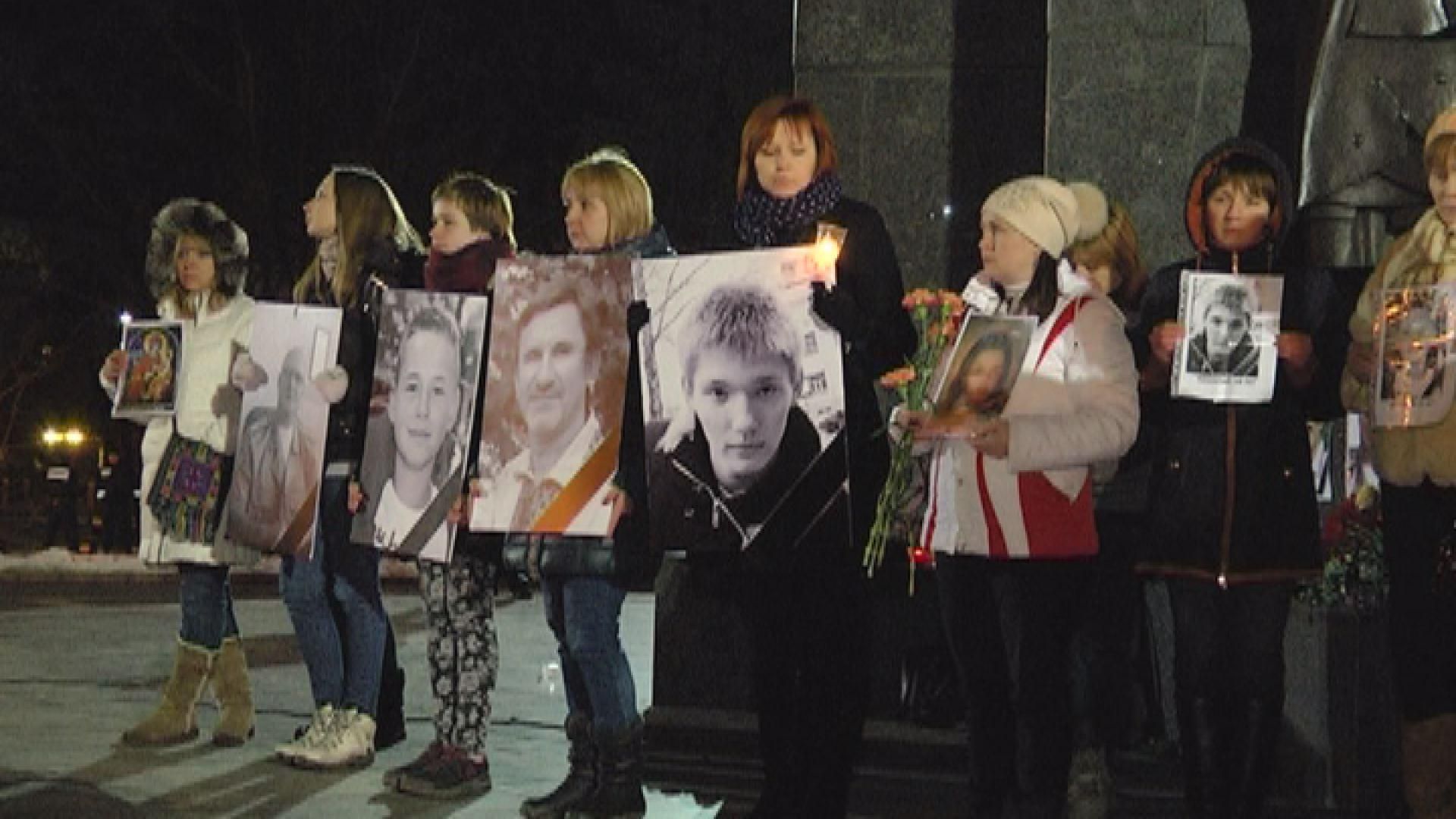 Найактуальніші кадри 24 лютого: панахида за жертвами теракту, пікет посольства РФ