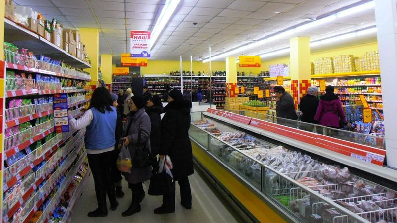 В магазинах Киева  уже ограничивают продажу социальных продуктов,  — СМИ