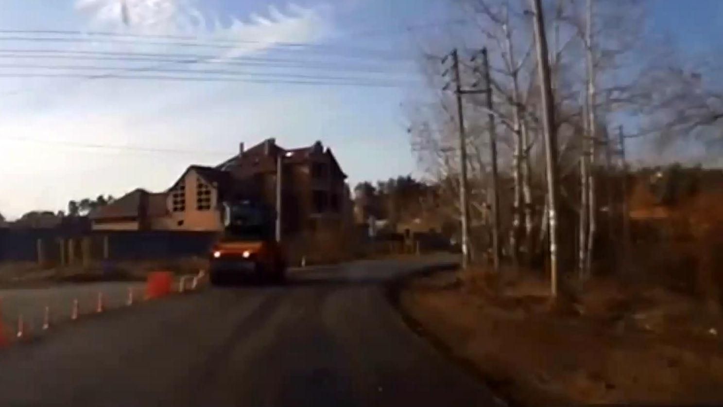 Крупным планом: Дорогу в Конче-Заспу ремонтируют за государственный счет Крупным планом: Дорогу в Конче-Заспу ремонтируют за государственный счет