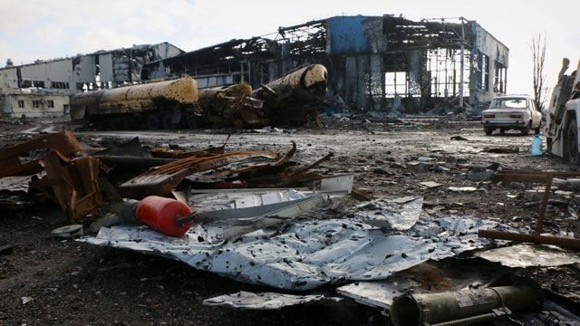 Под завалами донецкого аэропорта нашли тела семерых военных Под завалами донецкого аэропорта нашли тела семерых военных