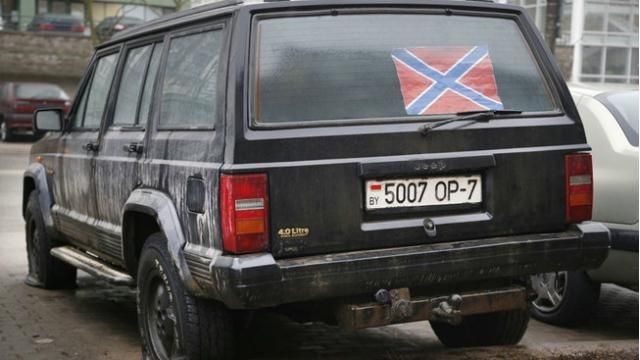 В Беларуси "расправились" с джипом из-за флага "Новороссии" В Беларуси "расправились" с джипом из-за флага "Новороссии"