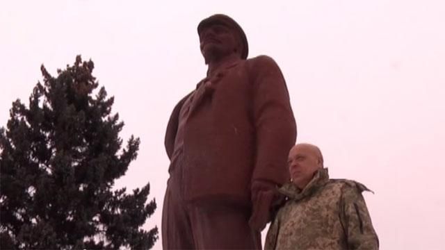 Москаль полез к уцелевшему в Станице Луганской Ленину