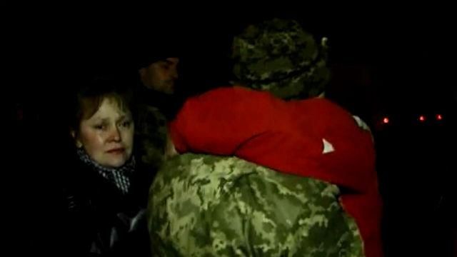 В Ужгороді зустрічали півтисячі героїв, що повернулись з Дебальцівського пекла В Ужгороді зустрічали півтисячі героїв, що повернулись з Дебальцівського пекла