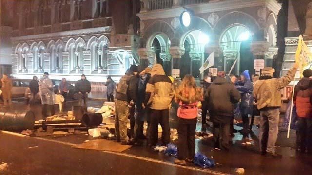 Кілька центральних вулиць Києва перекрили через сутички під НБУ Кілька центральних вулиць Києва перекрили через сутички під НБУ