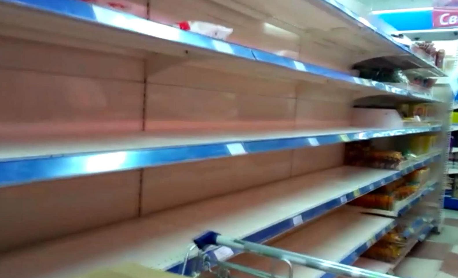 Украинцы панически скупают продукты в супермаркетах