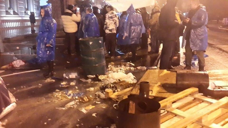 После столкновений под Нацбанком госпитализировали четырех человек, — СМИ После столкновений под Нацбанком госпитализировали четырех человек, — СМИ