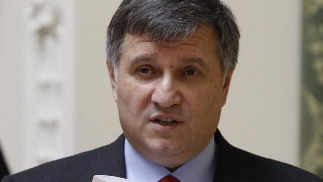 Аваков поїхав "розбиратись з ситуацією" біля Нацбанку