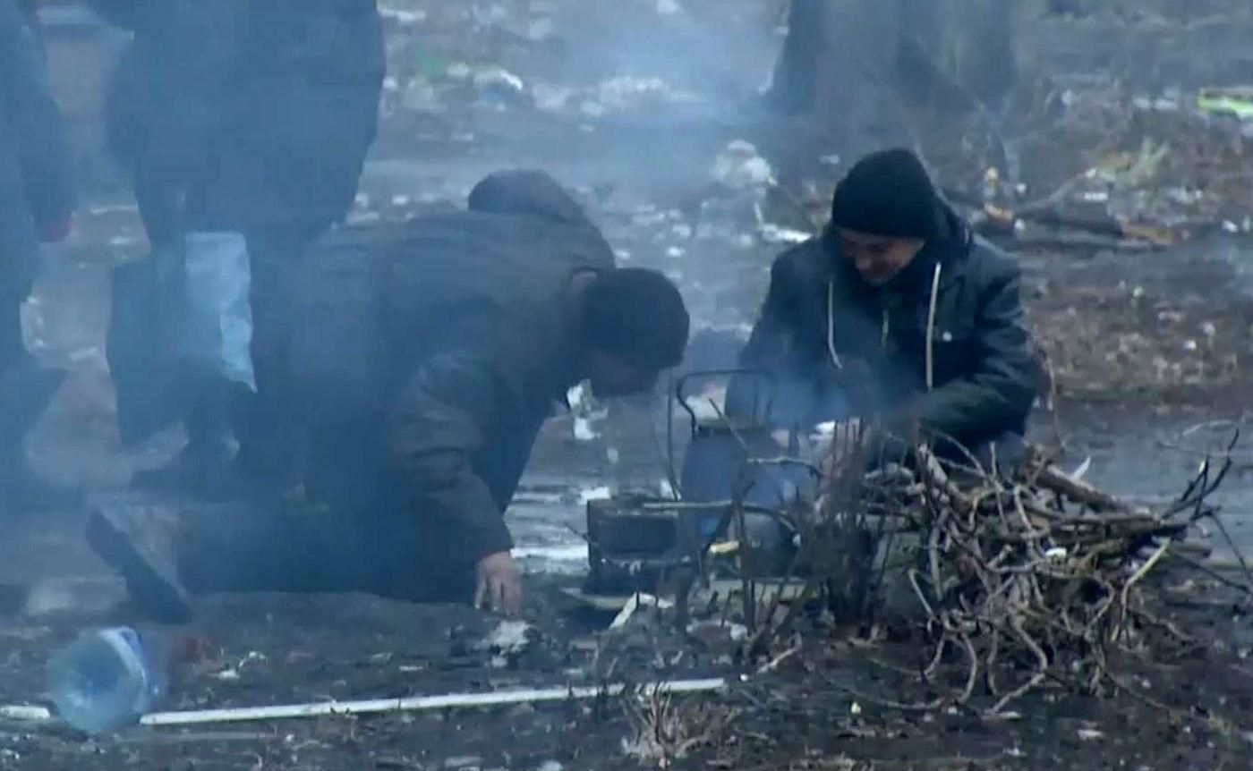 У Дебальцевому місцеві готують їжу на вогнищі У Дебальцевому місцеві готують їжу на вогнищі