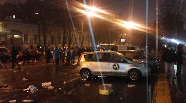 Аваков пообіцяв покарати міліціонерів, які застосували силу щодо активістів під НБУ Аваков пообіцяв покарати міліціонерів, які застосували силу щодо активістів під НБУ