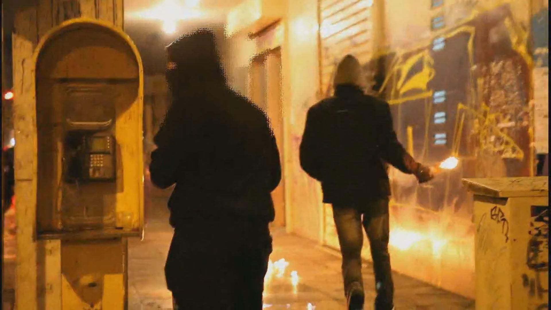 В Греции бросают коктейли Молотова В Греции бросают коктейли Молотова