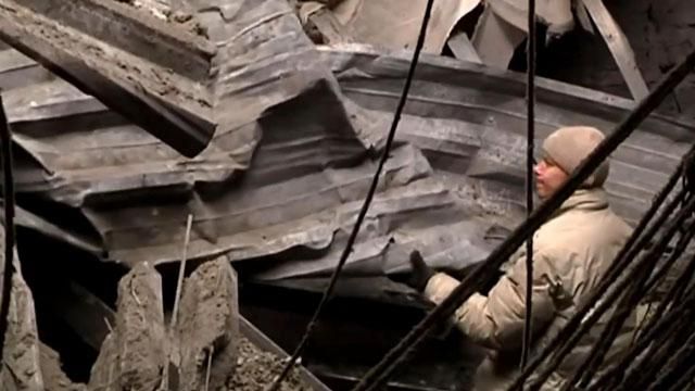 Террористы заставляют пленных разбирать завалы аэропорта Террористы заставляют пленных разбирать завалы аэропорта