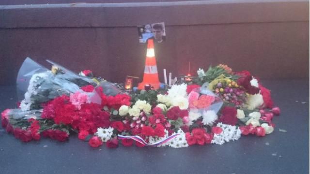 В Киеве несут цветы к посольству России в память о Немцове