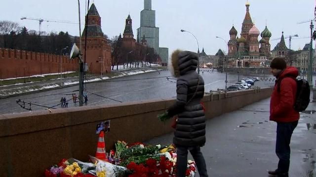 В квартире Немцова следователи проводят обыск