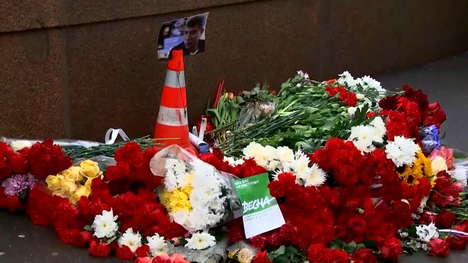 Россияне всю ночь несут цветы к месту убийства Немцова