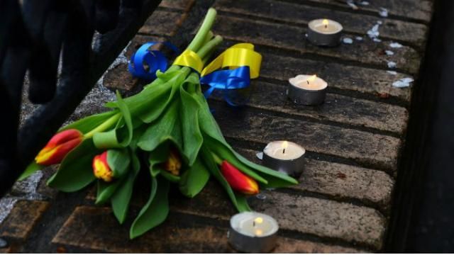 На место убийства Немцова посол США возложил цветы с сине-желтой лентой