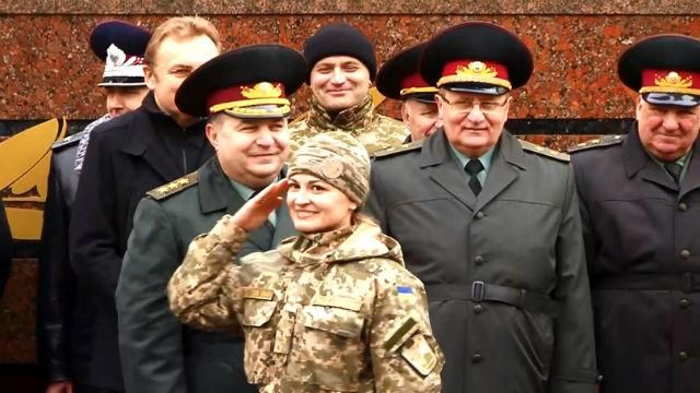 Полторак вручив дипломи випускникам Академії сухопутних військ 