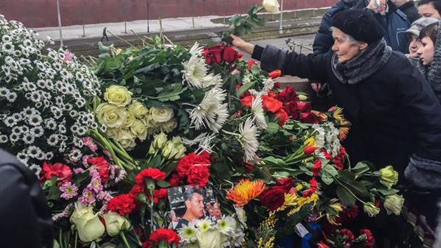 Посли низки країн ЄС поклали квіти до місця вбивства Нємцова Посли низки країн ЄС поклали квіти до місця вбивства Нємцова