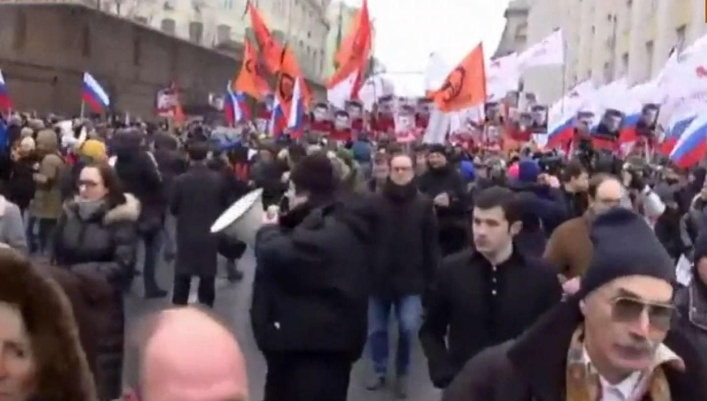В Москве на траурное шествие собрались тысячи людей