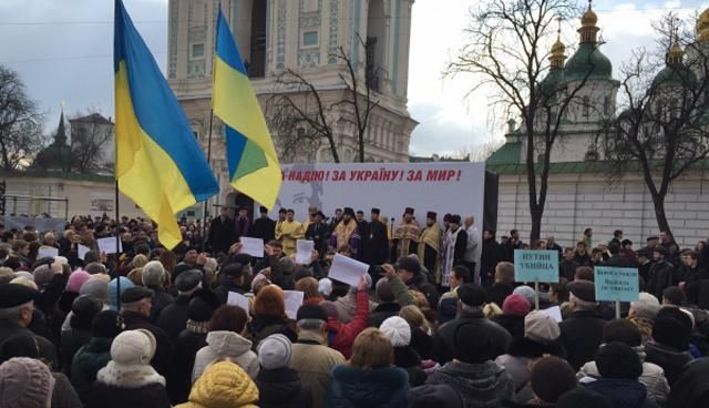 Несколько тысяч людей в Киеве пришли на молебен за жизнь Савченко