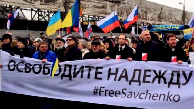 Самые актуальные фото 1 марта: Марш памяти Немцова, молитва за Надежду Савченко