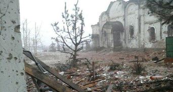 Фото дня: разбомбленный монастырь возле донецкого аэропорта