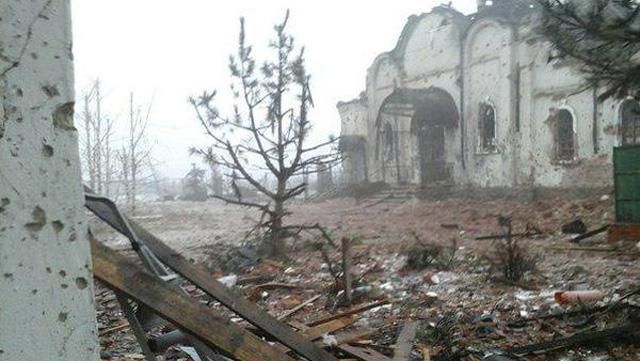 Фото дня: разбомбленный монастырь возле донецкого аэропорта
