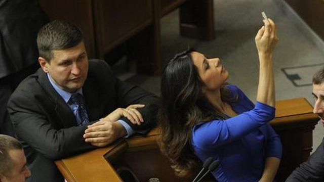 Хто працює, а хто селфі робить: як Огневич проводить час у Раді Хто працює, а хто селфі робить: як Огневич проводить час у Раді