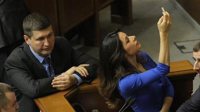 Кто работает, а кто селфи делает: как Огневич проводит время в Раде